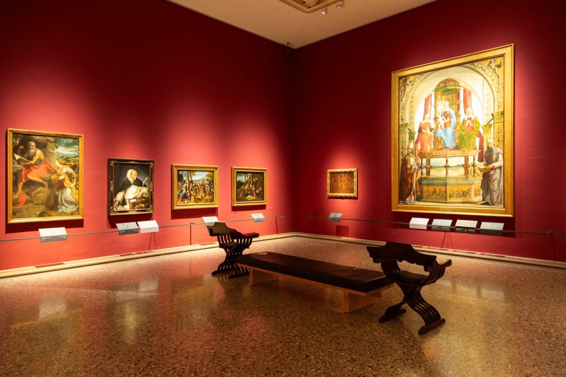 Galerie de musée, œuvres encadrées