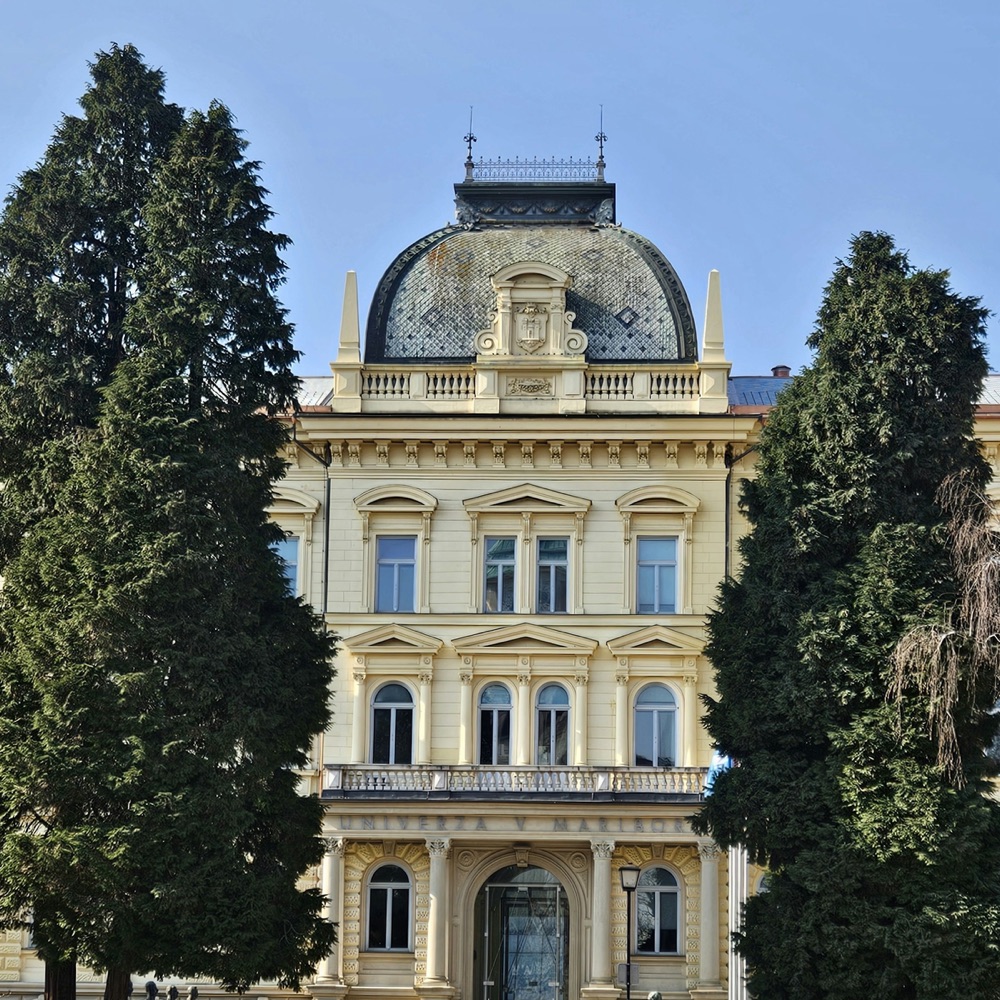 Bâtiment institutionnel classique à dôme, entouré d'arbres